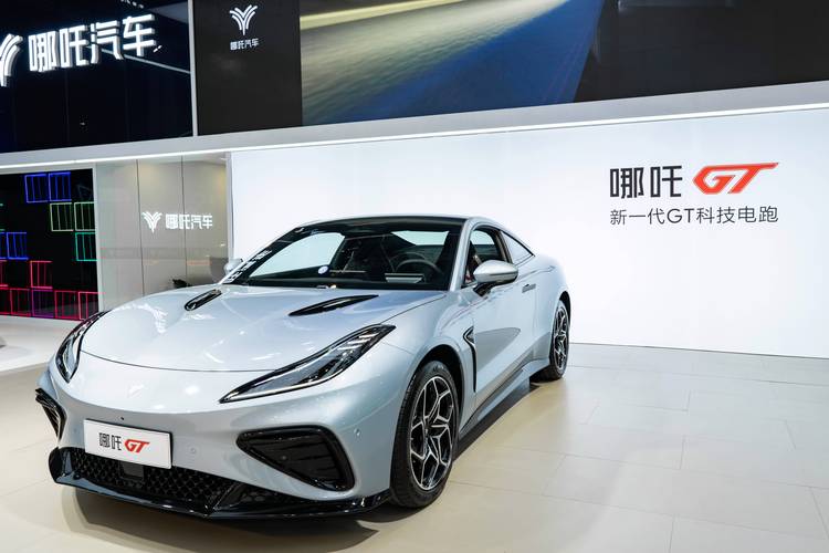 佛山10哪吒汽车在智能汽车领域的表现，领途汽车在新能源汽车市场中的影响力